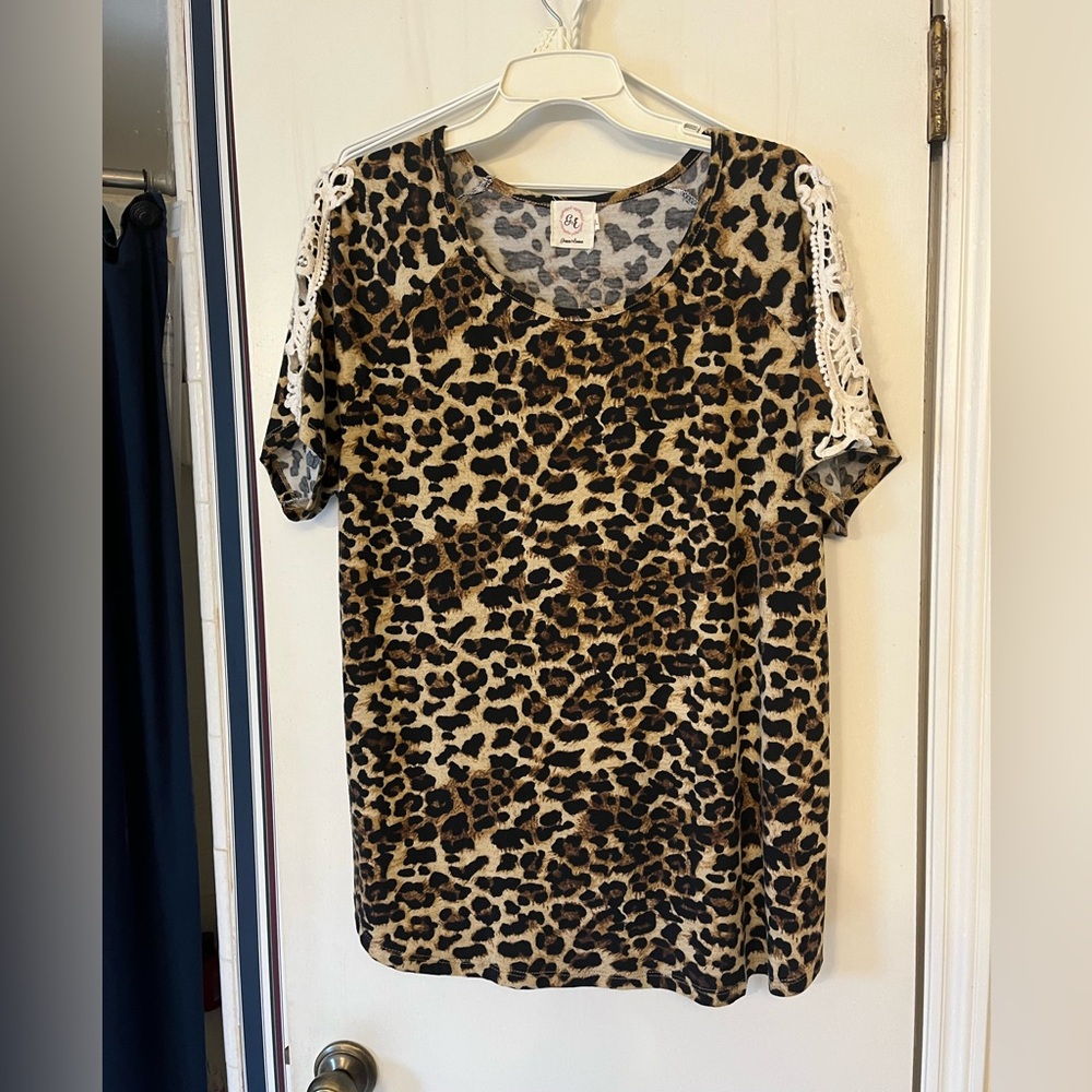 Ladies 2XL cheetah print boutique top.